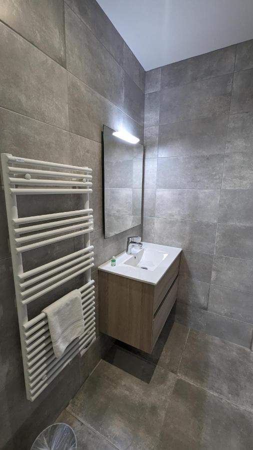 Hotel Restaurant Le Lion D'Or Gemozac Екстер'єр фото