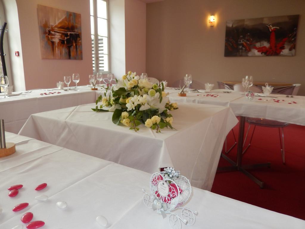 Hotel Restaurant Le Lion D'Or Gemozac Екстер'єр фото